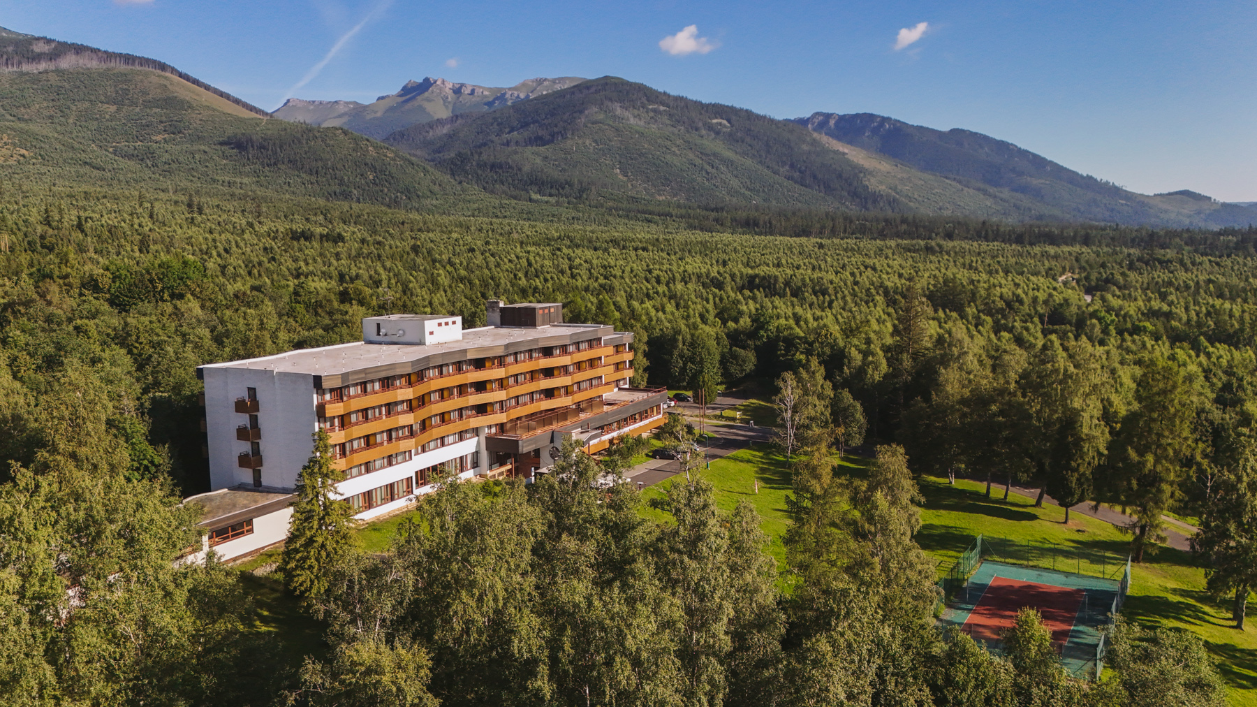Hotel Atlas v Tatranských Matliaroch s panorámou Vysokých Tatier
